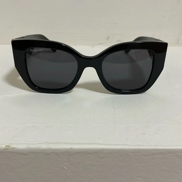 Salvatore Ferragamo SF1045S 001 Black Sunglasses Salvatore Ferragamo Women main image 4